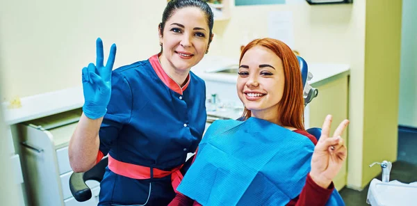 Leende Och Nöjd Patient Tandläkarmottagning — Stockfoto