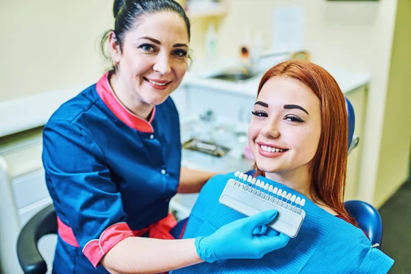 Стоматолог Порівнює Відтінок Зубів Пацієнта Зразками Лікування Відбілювання — стокове фото