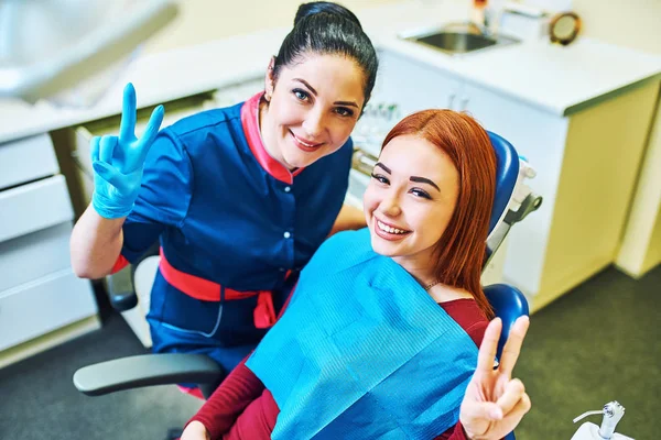 Leende Och Nöjd Patient Tandläkarmottagning — Stockfoto