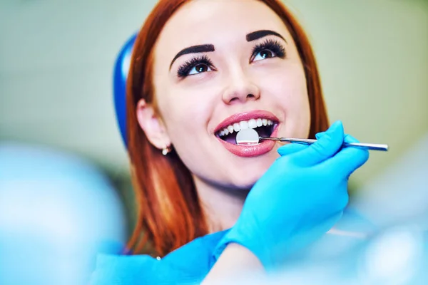 Dentista Examina Paciente Clínica — Foto de Stock
