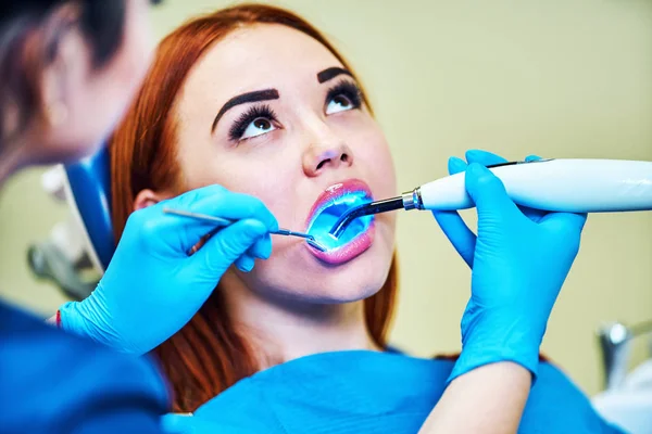 Dentista Che Lavora Con Lampada Polimerizzazione Dentale Cavità Orale — Foto Stock