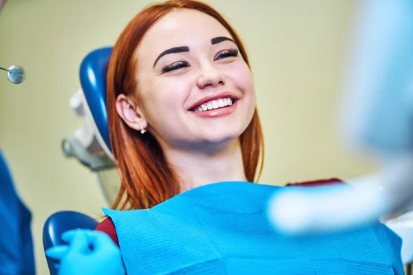 Diş Muayenehanesinde Gülümseyen Tatmin Olmuş Bir Hasta — Stok fotoğraf