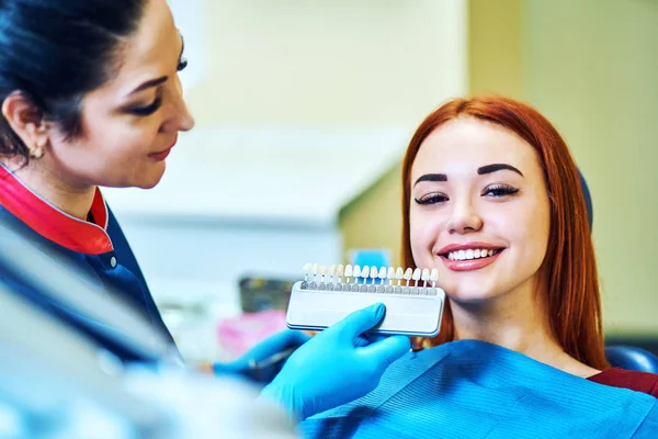 Усміхнений Задоволений Пацієнт Стоматологічному Кабінеті — стокове фото