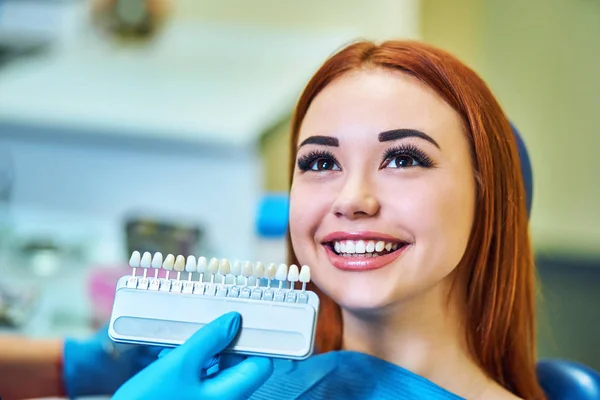 Paciente Sonriente Satisfecho Consultorio Dental — Foto de Stock