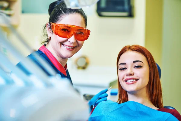 Paciente Sorridente Satisfeito Consultório Odontológico — Fotografia de Stock