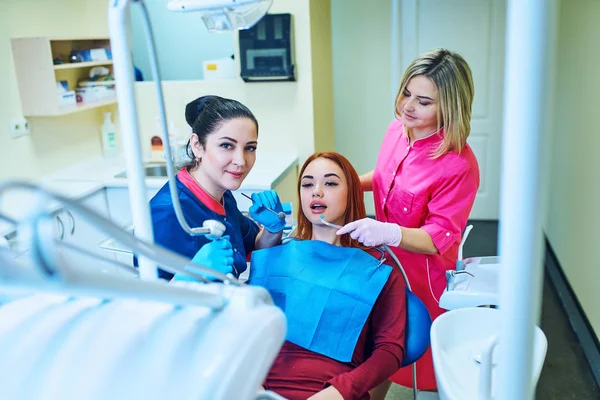 Paziente Sorridente Soddisfatto Uno Studio Dentistico — Foto Stock