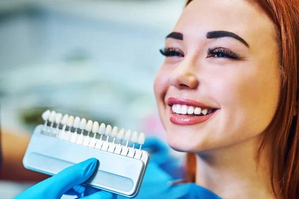 Dentista Que Compara Tono Los Dientes Del Paciente Con Muestras — Foto de Stock