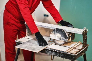 Özel giysili çalışan ev onarım yapar.