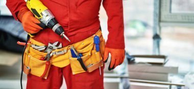 Özel giysili çalışan ev onarım yapar.