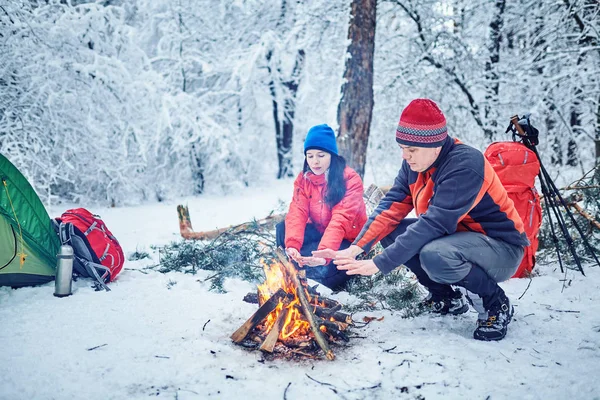 Pareja Feliz Sobre Una Fogata Bosque Nevado Invierno — Foto de Stock