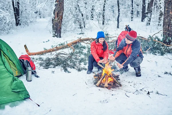 Boldog Pár Behavazott Téli Erdőben Tábortűz — Stock Fotó