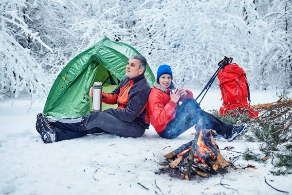 Casal Feliz Sobre Uma Fogueira Inverno Floresta Nevada — Fotografia de Stock