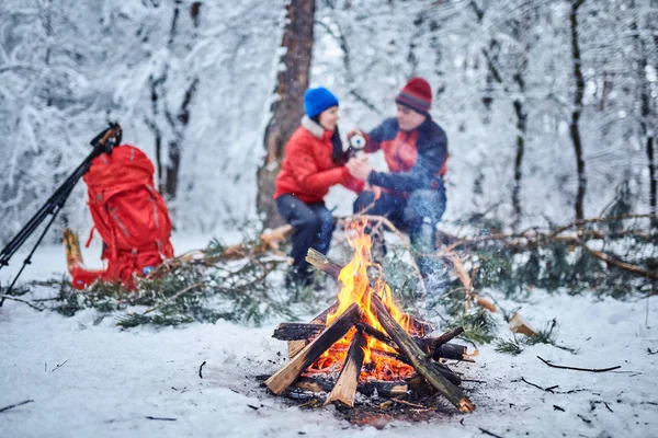 Ευτυχισμένο Ζευγάρι Πάνω Από Ένα Campfire Χειμώνα Χιονισμένο Δάσος — Φωτογραφία Αρχείου