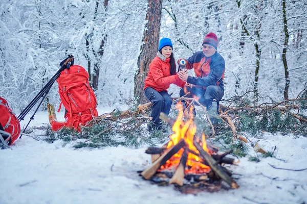 Ευτυχισμένο Ζευγάρι Πάνω Από Ένα Campfire Χειμώνα Χιονισμένο Δάσος — Φωτογραφία Αρχείου