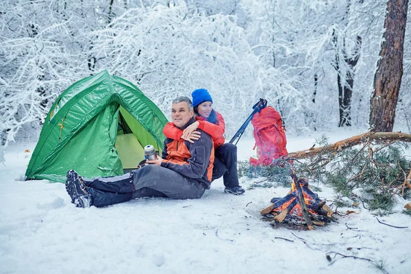 Casal Feliz Sobre Uma Fogueira Inverno Floresta Nevada — Fotografia de Stock