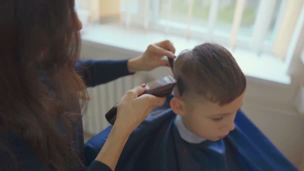 Parrucchiere Taglio Capelli Con Forbici Barbiere Parrucchiere Bambini — Video Stock