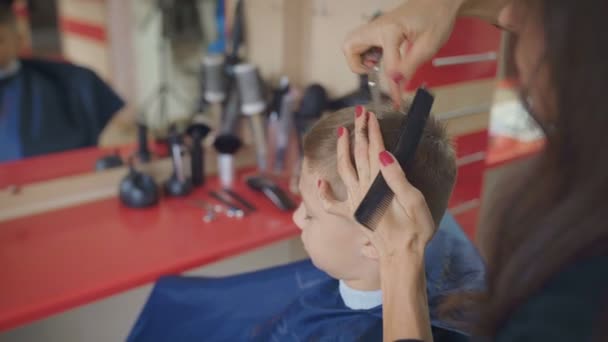 美容院床屋ハサミ子供美容院で髪をカット — ストック動画