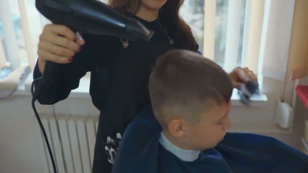 Friseur Schneidet Haare Mit Friseurschere Kinderfriseursalon — Stockvideo