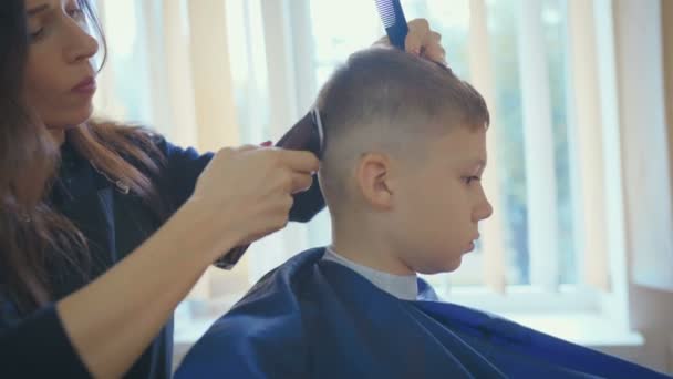 Hairdresser Cutting Hair Barber Scissors Children Hairdressing Salon — Stock Video