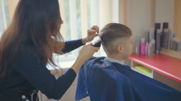 Parrucchiere Taglio Capelli Con Forbici Barbiere Parrucchiere Bambini — Video Stock