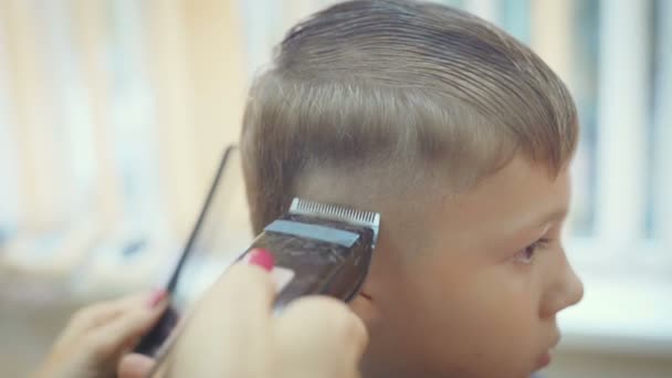 Friseur Schneidet Haare Mit Friseurschere Kinderfriseursalon — Stockvideo