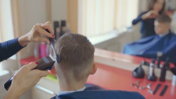 Cabeleireiro Corte Cabelo Com Tesoura Barbeiro Crianças Salão Cabeleireiro — Vídeo de Stock