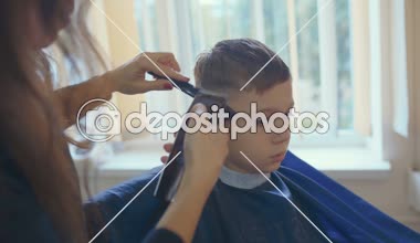 Kuaför kesim saç çocuk Kuaför Salonu Kuaför makasla.