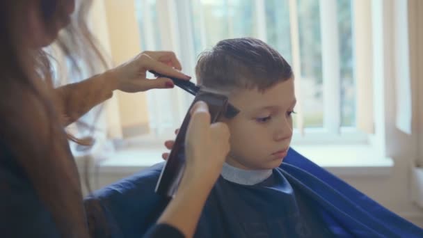 美容院床屋ハサミ子供美容院で髪をカット — ストック動画