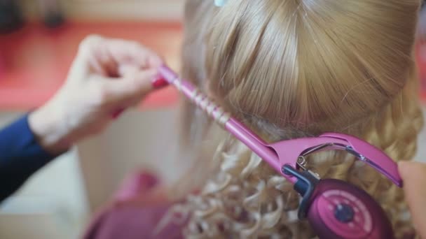 Sonriente Peluquera Haciendo Coiffure Mujer Joven Bonita Con Pelo Largo — Vídeos de Stock