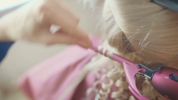 Sonriente Peluquera Haciendo Coiffure Mujer Joven Bonita Con Pelo Largo — Vídeos de Stock