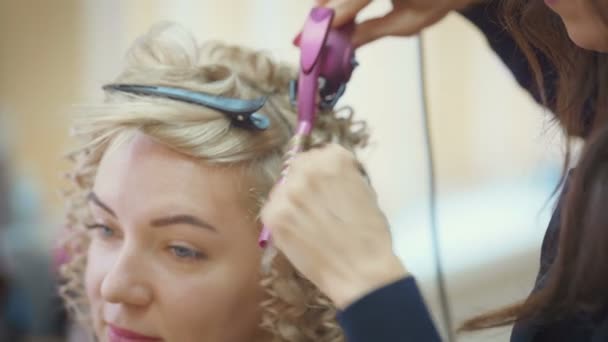 Sorrindo Cabeleireiro Feminino Fazendo Coiffure Mulher Bonita Jovem Com Cabelo — Vídeo de Stock