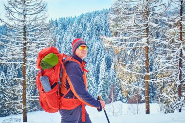 karla kaplı yürüyüş yolu kış orman