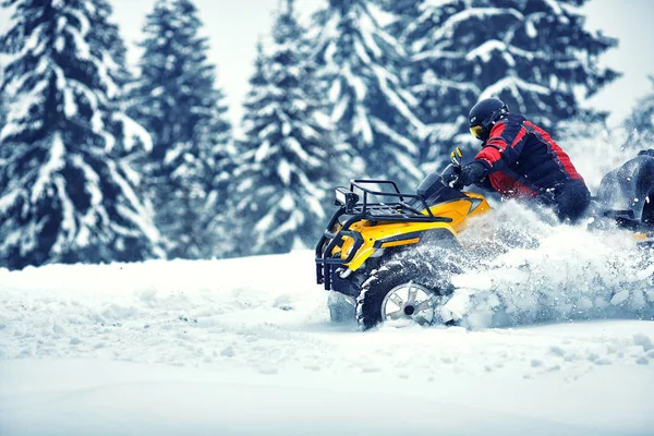 Rider Οδήγηση Στο Quadbike Αγώνα Χειμώνα Στο Δάσος — Φωτογραφία Αρχείου