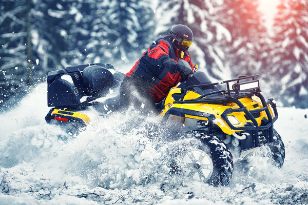 Езда на квадроцикле зимой в лесу