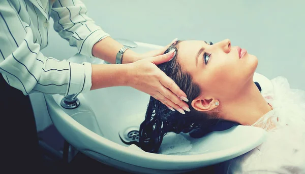 Lavage Des Cheveux Dans Salon Coiffure — Photo