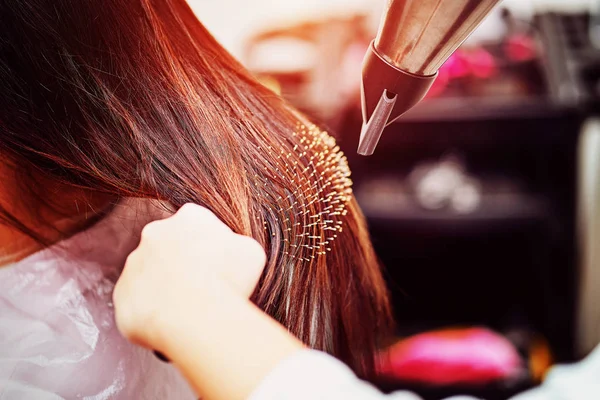 Close Secador Cabelo Para Secagem Cabelo Conceito Cabeleireiro Estilista Feminino — Fotografia de Stock