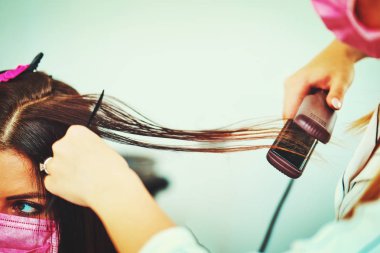 Kuaför müşteri'nin saç uzantıları uygulama bir görüntü