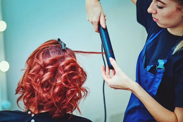 Bild Eines Friseurs Der Das Haar Einer Kundin Mit Extensions — Stockfoto