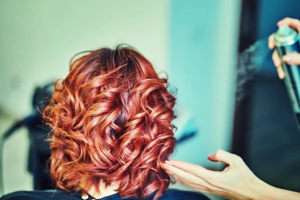 Образ Перукаря Наносить Розширення Волосся Клієнта — стокове фото