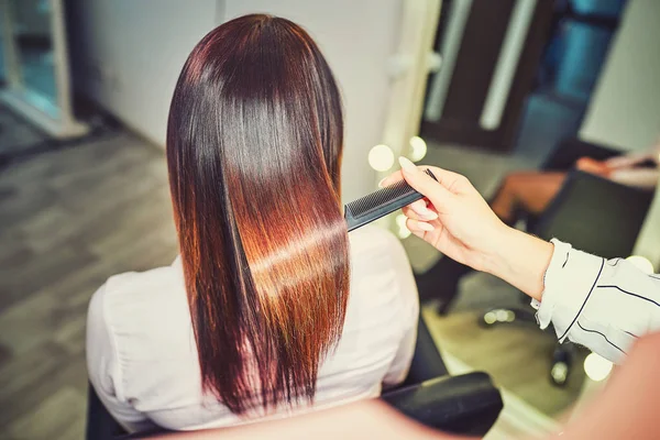 Imagen Peluquero Aplicando Extensiones Cabello Cliente — Foto de Stock