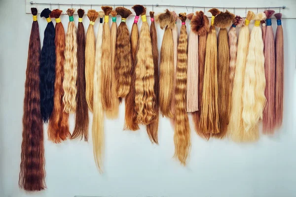 Equipamento Extensão Cabelo Cabelo Natural Amostras Cabelo Cores Diferentes — Fotografia de Stock