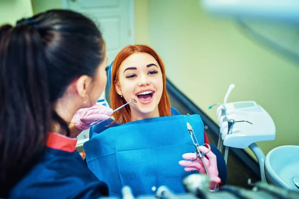 Paciente Sentado Cadeira Dentária Preparando Para Receber Anestesiação Antes Extração — Fotografia de Stock