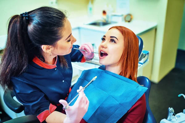 Пацієнт Сидить Стоматологічному Кріслі Готується Анестезії Перед Видаленням Зуба — стокове фото