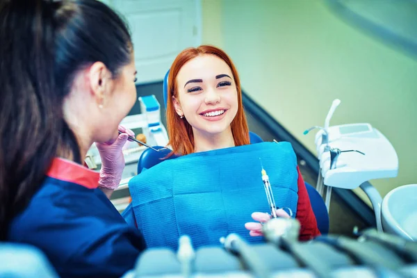 Paciente Sentado Cadeira Dentária Preparando Para Receber Anestesiação Antes Extração — Fotografia de Stock