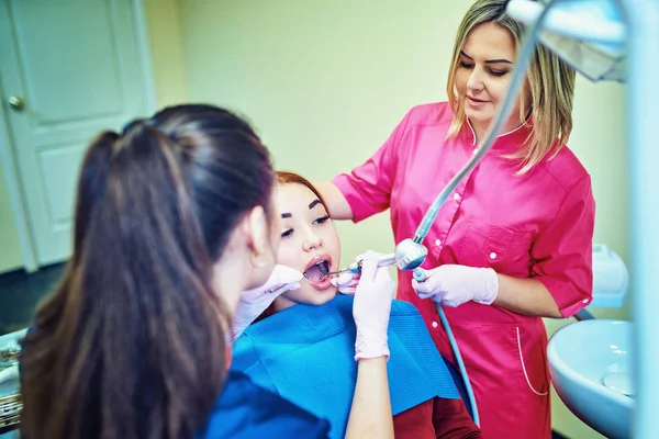 Dentista Enfermeira Dentária Usando Equipamentos Odontológicos — Fotografia de Stock