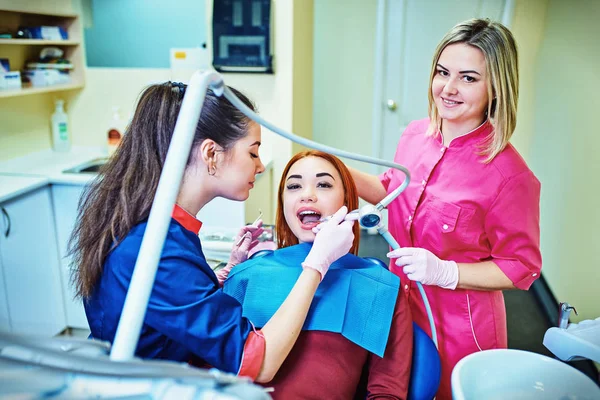 歯科医や歯科用機器を用いた歯科看護婦 — ストック写真