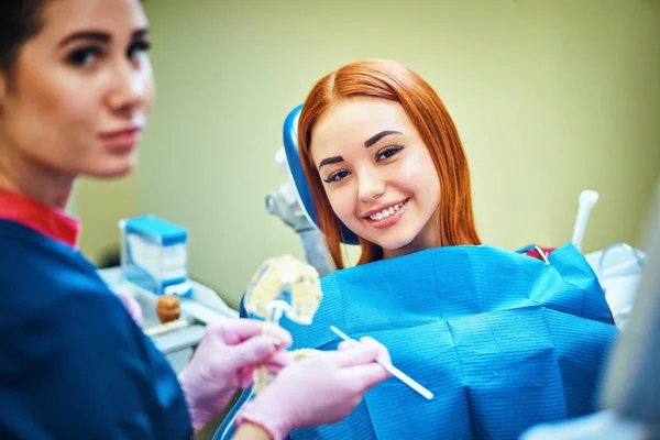 Dentista Feminina Mostrando Mandíbula Artificial Paciente Consultório Odontológico — Fotografia de Stock