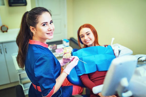 Dentista Feminina Mostrando Mandíbula Artificial Paciente Consultório Odontológico — Fotografia de Stock