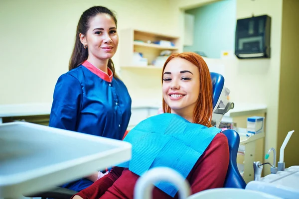 Paciente Sorridente Satisfeito Consultório Odontológico — Fotografia de Stock