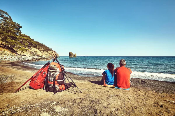 Turismo Peatonal Gente Viaja Con Mochilas Aire Libre — Foto de Stock